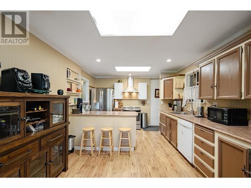 4816 South Grandview Flats Road, Armstrong, BC - Indoor Photo Showing Kitchen