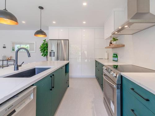 Cuisine - 6780 Rue Baillargeon, Brossard, QC - Indoor Photo Showing Kitchen With Upgraded Kitchen