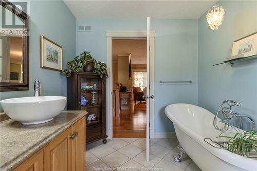 90 Bonaventure St, Dieppe, NB - Indoor Photo Showing Bathroom