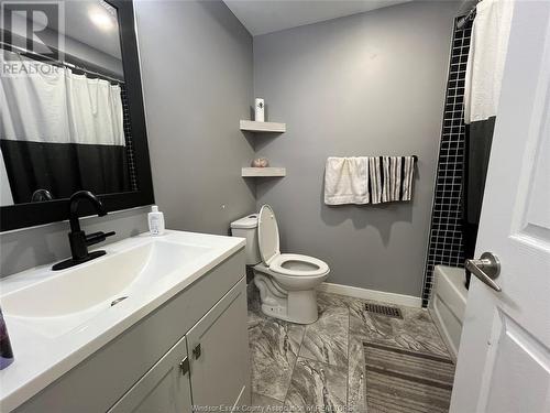2705 Jefferson Boulevard, Windsor, ON - Indoor Photo Showing Bathroom