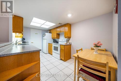 521 - 32 Clarissa Drive, Richmond Hill, ON - Indoor Photo Showing Kitchen