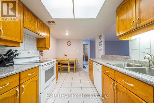 521 - 32 Clarissa Drive, Richmond Hill, ON - Indoor Photo Showing Kitchen With Double Sink