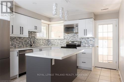 1231 Sunningdale Road E, London, ON - Indoor Photo Showing Kitchen With Upgraded Kitchen