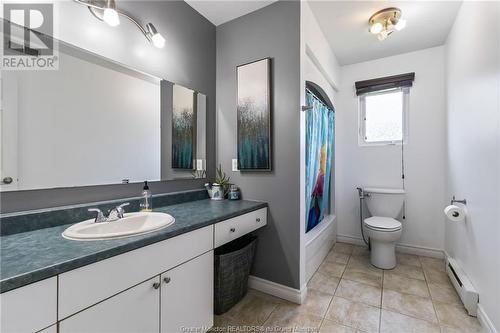 441 Louis St, Dieppe, NB - Indoor Photo Showing Bathroom