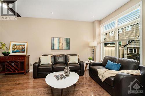 194 Camden Private, Ottawa, ON - Indoor Photo Showing Living Room