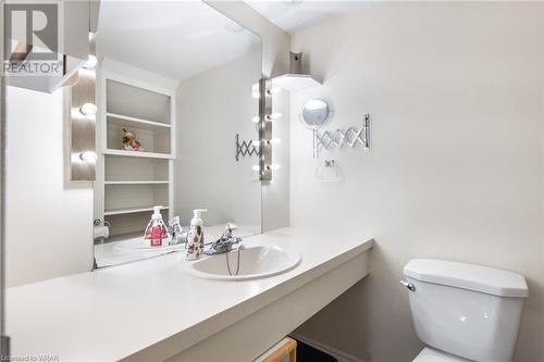 38 Crest Court, Cambridge, ON - Indoor Photo Showing Bathroom