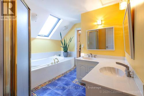 330 St George Street, London, ON - Indoor Photo Showing Bathroom