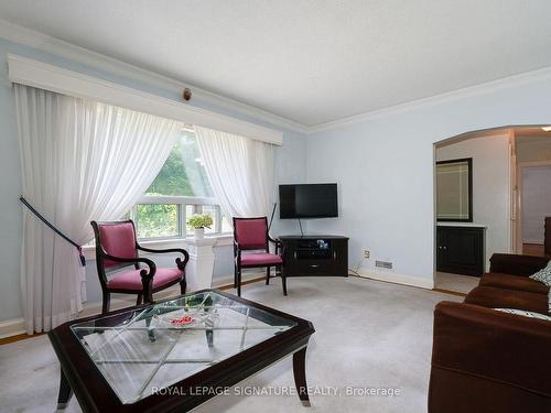 146 Upper Canada Dr, Toronto, ON - Indoor Photo Showing Living Room