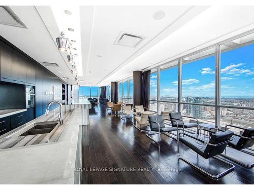 1603-223 Webb Dr, Mississauga, ON - Indoor Photo Showing Living Room