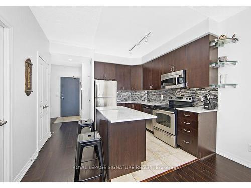 1603-223 Webb Dr, Mississauga, ON - Indoor Photo Showing Kitchen With Upgraded Kitchen