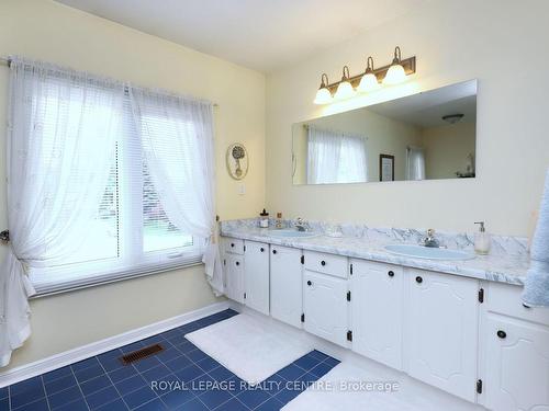 4184 Tall Pine Crt, Mississauga, ON - Indoor Photo Showing Bathroom
