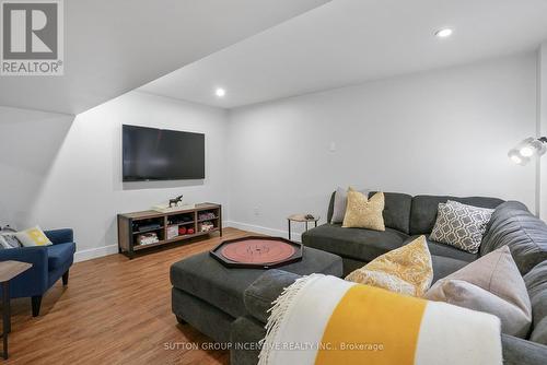 126 Tunbridge Road, Barrie, ON - Indoor Photo Showing Living Room