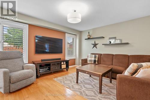 126 Tunbridge Road, Barrie, ON - Indoor Photo Showing Living Room