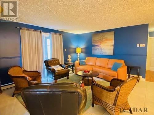 43 Radisson Cres, Kapuskasing, ON - Indoor Photo Showing Living Room