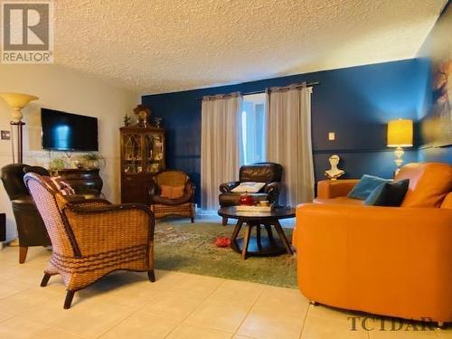 43 Radisson Cres, Kapuskasing, ON - Indoor Photo Showing Living Room