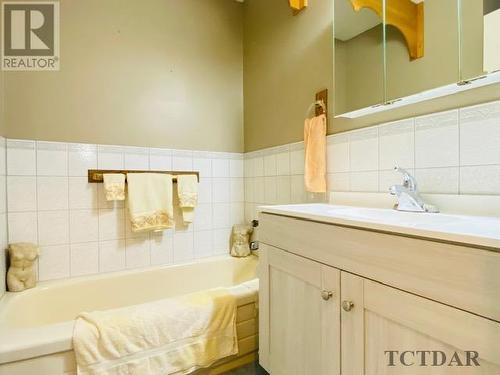 43 Radisson Cres, Kapuskasing, ON - Indoor Photo Showing Bathroom