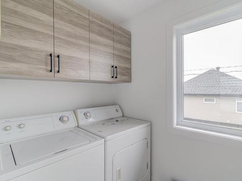 Salle de lavage - 101 Rue Georges-Estu, Lavaltrie, QC - Indoor Photo Showing Laundry Room