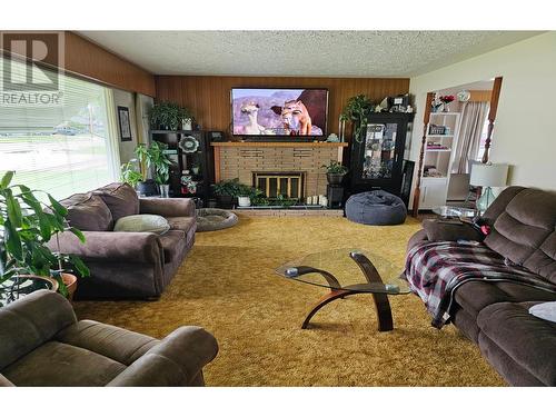 700 12Th  S Avenue, Cranbrook, BC - Indoor Photo Showing Living Room With Fireplace