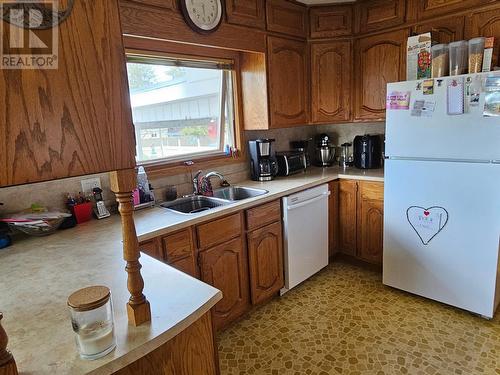 700 12Th  S Avenue, Cranbrook, BC - Indoor Photo Showing Kitchen With Double Sink