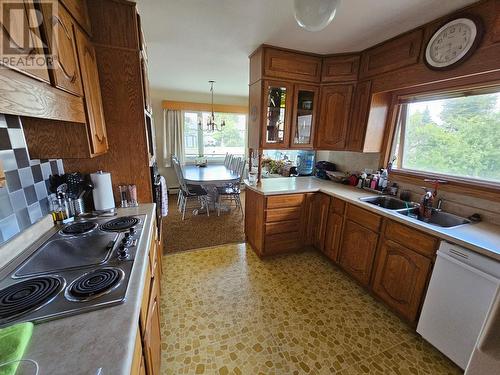 700 12Th  S Avenue, Cranbrook, BC - Indoor Photo Showing Kitchen With Double Sink