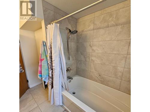 700 12Th  S Avenue, Cranbrook, BC - Indoor Photo Showing Bathroom