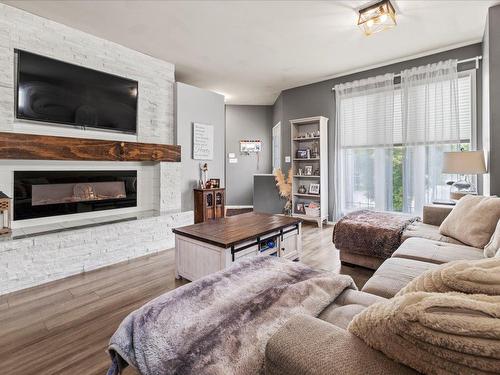 116 Bridgetown Drive, Winnipeg, MB - Indoor Photo Showing Living Room With Fireplace