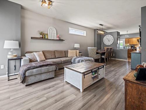 116 Bridgetown Drive, Winnipeg, MB - Indoor Photo Showing Living Room