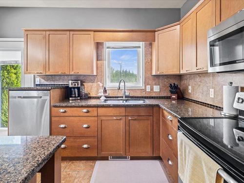 116 Bridgetown Drive, Winnipeg, MB - Indoor Photo Showing Kitchen With Double Sink