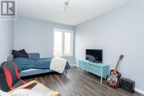 100 - 700 Osgoode Drive, London, ON - Indoor Photo Showing Living Room