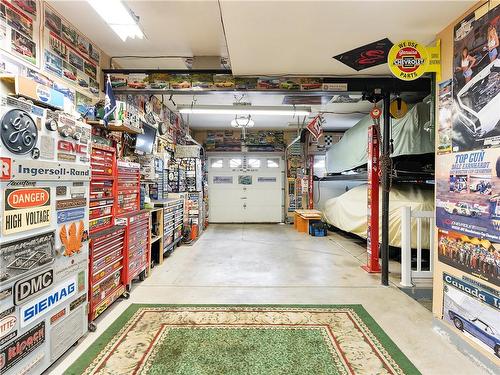 34 Teramo Court, Hamilton, ON - Indoor Photo Showing Garage