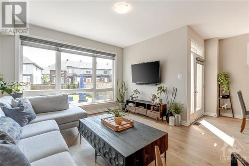 377 Memorial Grove, Ottawa, ON - Indoor Photo Showing Living Room