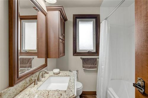 70 Monte Drive, Hamilton, ON - Indoor Photo Showing Bathroom