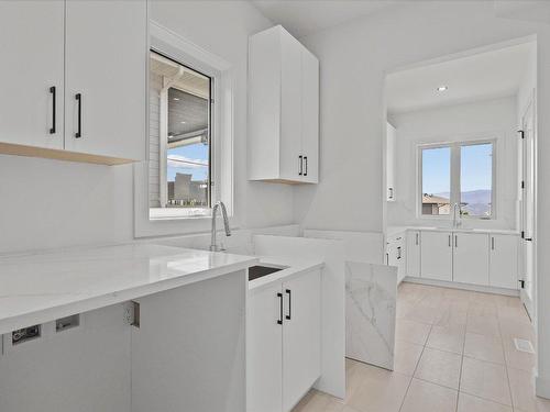 2163 Kentucky Crescent, Kelowna, BC - Indoor Photo Showing Kitchen