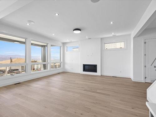 2163 Kentucky Crescent, Kelowna, BC - Indoor Photo Showing Living Room With Fireplace