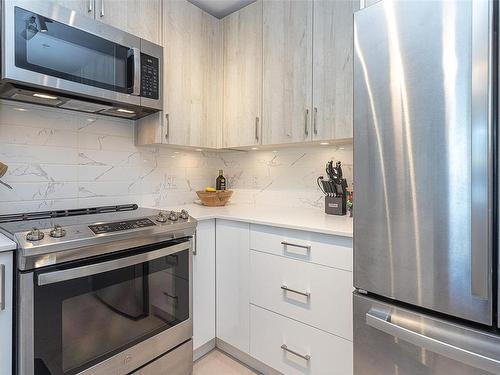 406-1450 Glentana Rd, View Royal, BC - Indoor Photo Showing Kitchen With Upgraded Kitchen