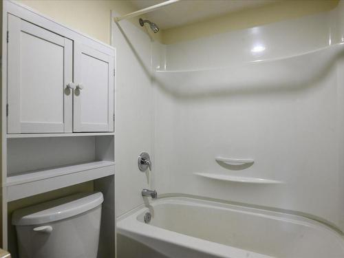 303-3108 Barons Rd, Nanaimo, BC - Indoor Photo Showing Bathroom