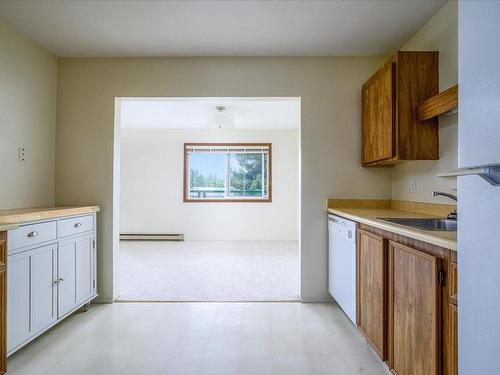 303-3108 Barons Rd, Nanaimo, BC - Indoor Photo Showing Kitchen