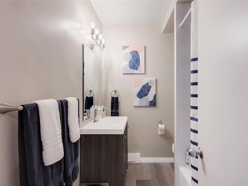 1309 Vining St, Victoria, BC - Indoor Photo Showing Bathroom