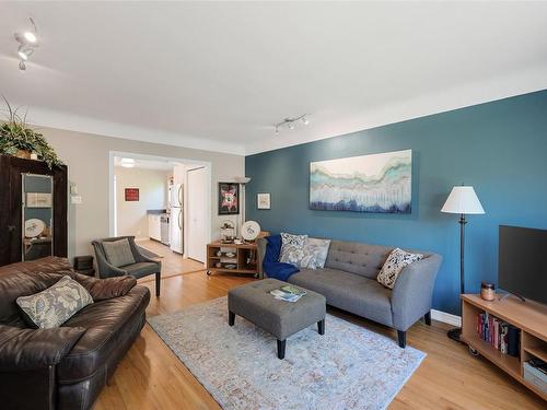 1309 Vining St, Victoria, BC - Indoor Photo Showing Living Room