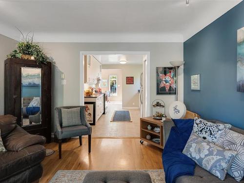 1309 Vining St, Victoria, BC - Indoor Photo Showing Living Room