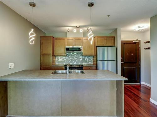 313-555 Franklyn St, Nanaimo, BC - Indoor Photo Showing Kitchen With Double Sink