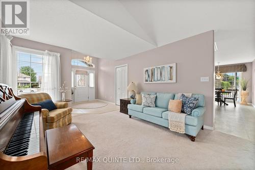 2 Hilton Place, Belleville, ON - Indoor Photo Showing Living Room