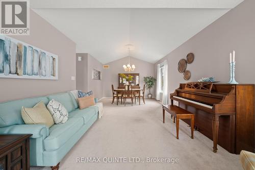 2 Hilton Place, Belleville, ON - Indoor Photo Showing Living Room