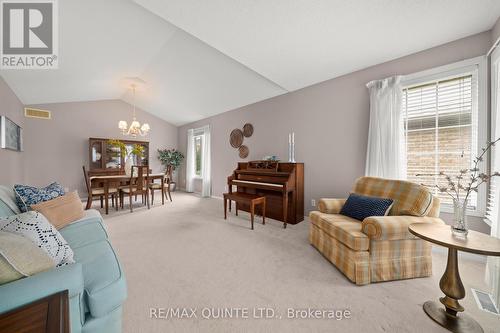 2 Hilton Place, Belleville, ON - Indoor Photo Showing Living Room