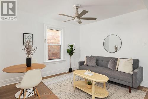 355 Lansdowne Avenue, Toronto, ON - Indoor Photo Showing Living Room