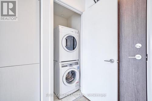 410 - 27 Bathurst Street W, Toronto, ON - Indoor Photo Showing Laundry Room