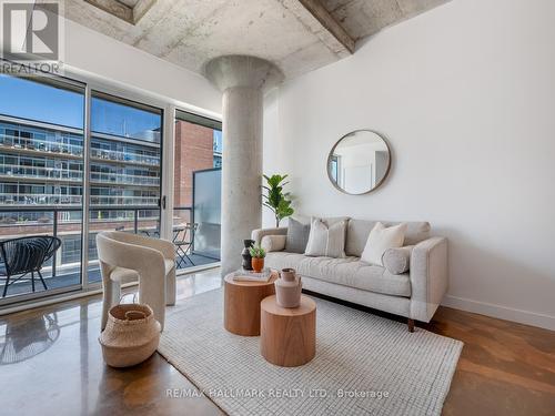 601 - 201 Carlaw Avenue, Toronto, ON - Indoor Photo Showing Living Room