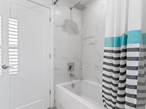 Salle de bains - 7 Rue Mercier, Dollard-Des-Ormeaux, QC - Indoor Photo Showing Bathroom