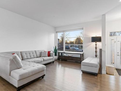 Living room - 7 Rue Mercier, Dollard-Des-Ormeaux, QC - Indoor Photo Showing Living Room