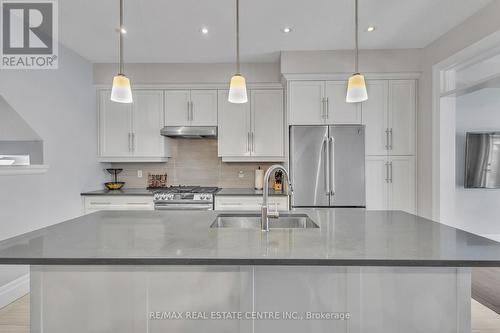 140 Oak Park Drive, Waterloo, ON - Indoor Photo Showing Kitchen With Upgraded Kitchen